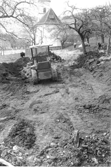 11a Raupe beim abheben des Humus für den Zufahrtsweg - April 63.jpg